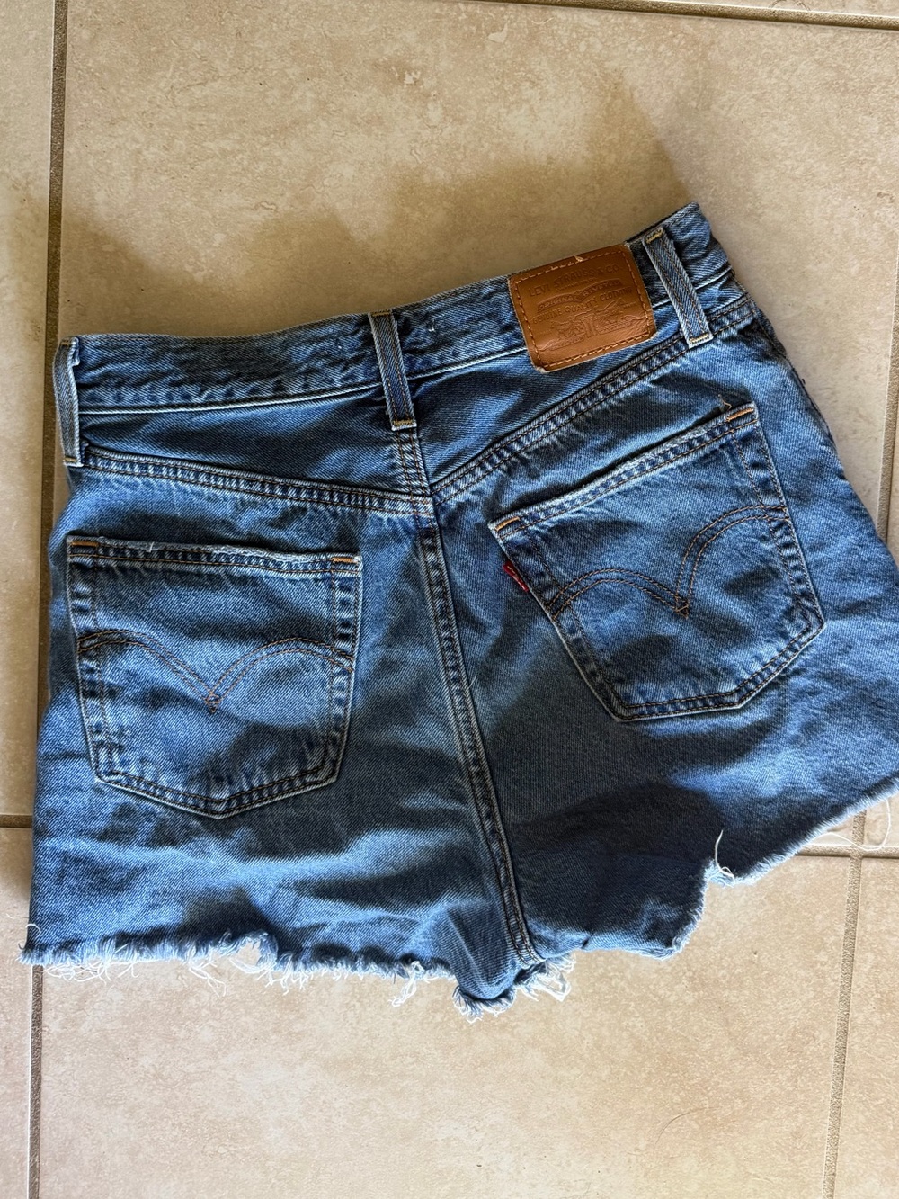 Levi's Ribcage Shorts - Picture 3 of 4